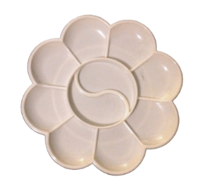 Picture of ART117  flower type plastic palette with 8 wells white 5in 